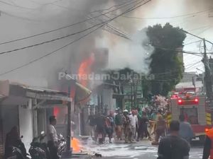 Gerai Ayam Goreng di Tebet Kebakaran, 20 Mobil Damkar Dikerahkan