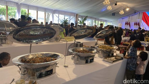 Istana menyediakan berbagai hidangan untuk warga yang datang ke acara open house bersama Presiden Prabowo Subianto. (Firda CA/detikcom)