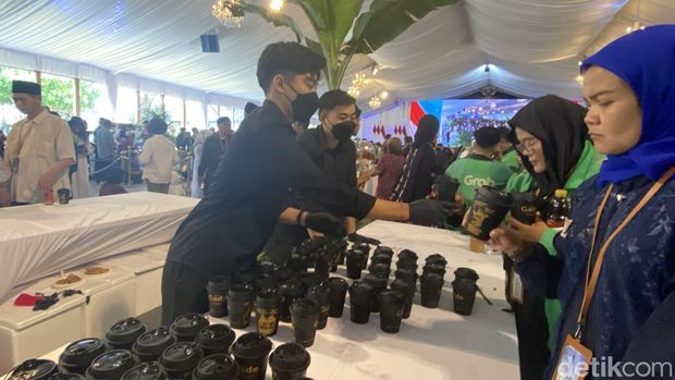 Istana menyediakan berbagai hidangan untuk warga yang datang ke acara open house bersama Presiden Prabowo Subianto. (Firda CA/detikcom)