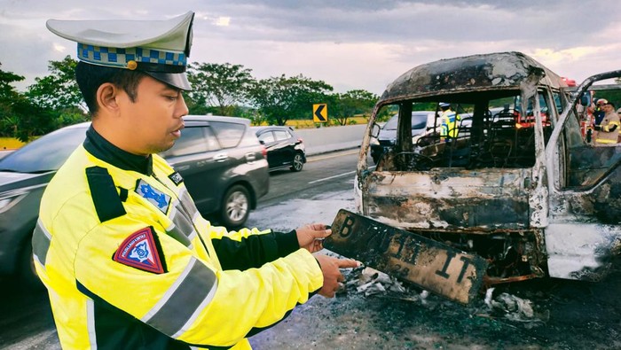 Isuzu Elf Ditumpangi Pemudik Terbakar di Tol Ngawi-Kertosono