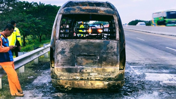 Isuzu Elf Ditumpangi Pemudik Terbakar di Tol Ngawi-Kertosono