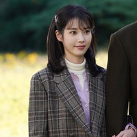 IU dikenal sebagai all-rounder yang piawai bernyanyi, berakting, dan menggarap lagu. Penampilannya dalam drama Korea Dream High, Hotel del Luna, hingga When Life Gives You Tangerines sukses mengaduk emosi penonton. Tak mengherankan jika IU menempati peringkat kedua daftar idol-aktor terbaik hasil voting fans di situs Ranker. Foto: dok. Instagram @iu_edamofficial/@dlwlrma