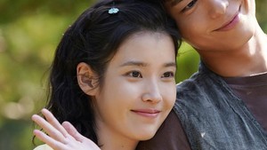 Di drakor When Life Gives You Tangerines ini, dia dipasangkan dengan Park Bo Gum.