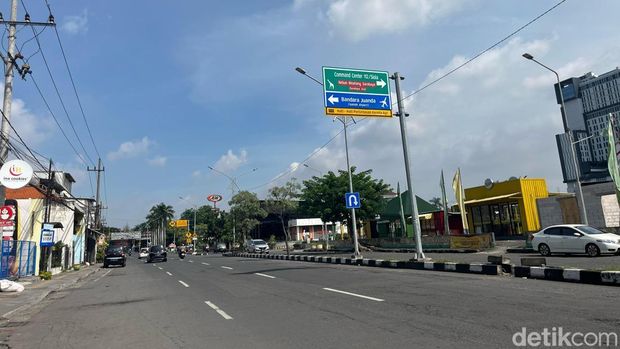 jalanan lengang saat hari pertama lebaran 2025