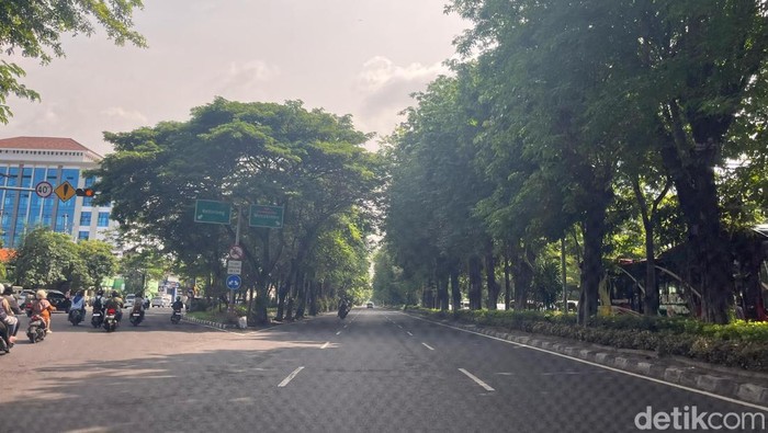 jalanan lengang saat hari pertama lebaran 2025