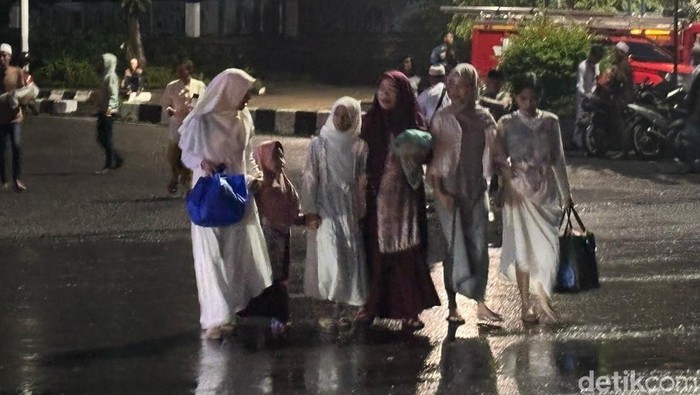 Jemaah mulai berdatangan untuk salat Idul Fitri di Masjid Agung Palembang.
