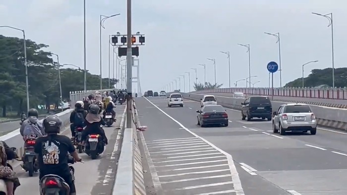 Jembatan Suramadu Saat Hari Raya Idul Fitri, Senin (31/3).