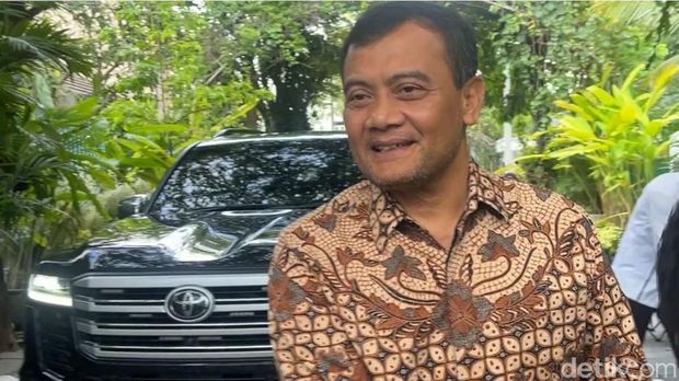 Gubernur Jawa Tengah Ahmad Luthfi saat berada di kediaman Presiden Ke-7 RI Joko Widodo (Jokowi) di Sumber, Banjarsari, Solo, Senin (31/3/2025).