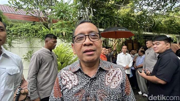Menko PMK Pratikno usai menemui Presiden Ke-7 Joko Widodo (Jokowi) di Sumber, Banjarsari, Solo, Senin (31/3/2025).