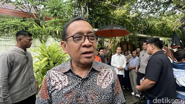Menko PMK Pratikno usai menemui Presiden Ke-7 Joko Widodo (Jokowi) di Sumber, Banjarsari, Solo, Senin (31/3/2025).