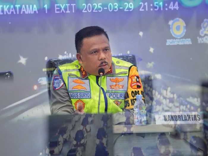 Kakorlantas Polri Irjen Agus Suryonugroho menyampaikan jumlah kendaraan yang keluar atau masuk Jakarta di masa mudik Lebaran 2025 lebih banyak dibanding 2024. (dok Korlantas Polri)