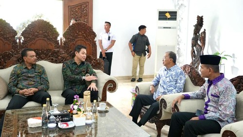 Kapolda Bali Irjen Daniel Adityajaya bersama Gubernur Bali Wayan Koster saat menghadiri open house di kediaman Pangdam Udayana Muhammad Zamroni, Senin (31/3/2025).