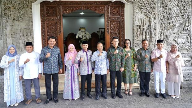 Kapolda Bali Irjen Daniel Adityajaya bersama Gubernur Bali Wayan Koster saat menghadiri open house di kediaman Pangdam Udayana Muhammad Zamroni, Senin (31/3/2025).