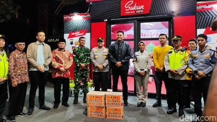 Kapolres Klaten, AKBP Nur Cahyo Ari Prasetyo, bersama rombongan saat mengecek pospam Prambanan dan arus mudik Lebaran 2025, Minggu (31/3/2025).