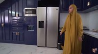 Dapur rumah pasangan Kartika Putri dan Habib Usman Bin Yahya ini tampak mewah. Dominasi warna biru dan putih menghiasi dekorasi dapur mereka. Foto: Instagram/YouTube Kartika Putri