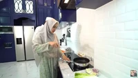 Suasana rumah Kartika Putri juga sempat dibagikan beberapa waktu lalu. Begini dapur rumah mereka yang kerap digunakan Kartika untuk memasak. Foto: Instagram/YouTube Kartika Putri
