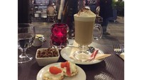 Beberapa tahun lalu, Kartika sempat mengabadikan momen kulineran di Paris. Ia tampak menikmati cappucino dan tart. Foto: Instagram/YouTube Kartika Putri
