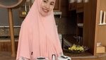 Momen Kartika Putri dan Habib Usman Bin Yahya Saat Kulineran