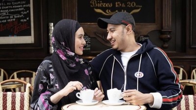 Momen Kartika Putri dan Habib Usman Bin Yahya Saat Kulineran