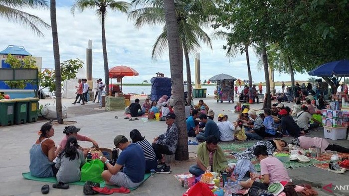 Kawasan Pantai Lagoon Ancol, Jakarta Utara jadi salah satu pilihan destinasi wisata dalam momen hari pertama lebaran Idul Fitri. (ANTARA/Fitra Ashari)