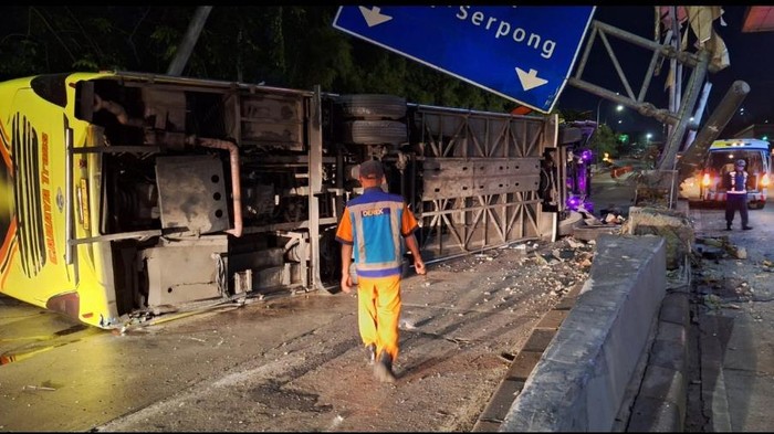 Kecelakaan bus terjadi di Gerbang Tol (GT) Cikunir 2, Senin (31/3). Bus terlibat kecelakaan sampai terguling di ruas jalan tol.