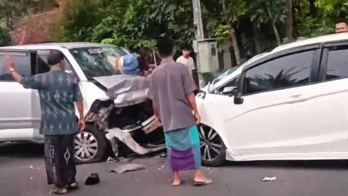 Kondisi dua mobil yang terlibat tabrakan di Jalan Jogja-Wates, Kulon Progo, Senin (31/3/2025),