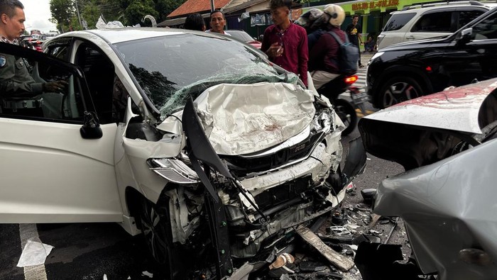 Kondisi dua mobil yang terlibat tabrakan di Jalan Jogja-Wates, Kulon Progo, Senin (31/3/2025),
