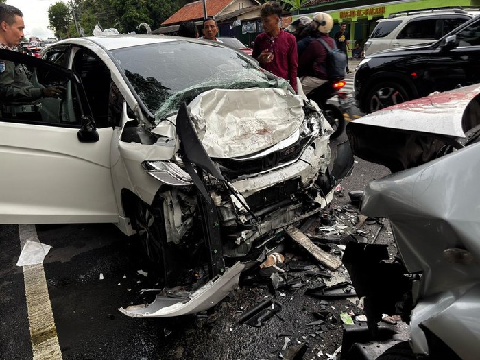 Kondisi dua mobil yang terlibat tabrakan di Jalan Jogja-Wates, Kulon Progo, Senin (31/3/2025),