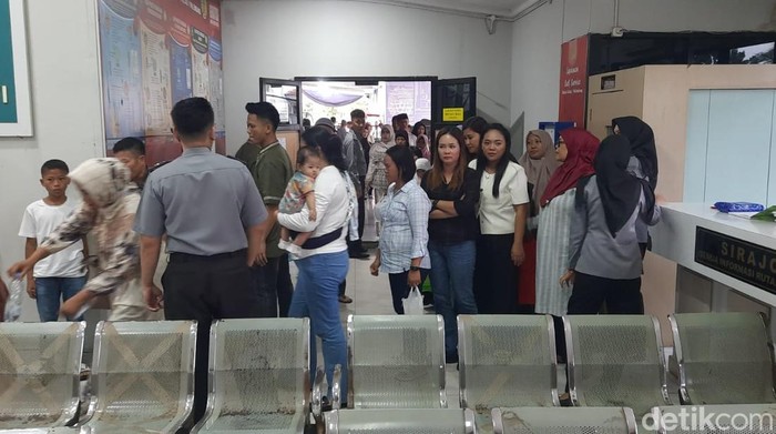 Keluarga warga binaan mendatangi Rutan Palembang di hari pertama lebaran Idul Fitri 1446.