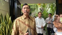 Jokowi memang menerima tamu, mulai dari warga sekitar hingga para pejabat, di kediamannya, di Banjarsari, Solo, Senin (31/3) kemarin. Salah satu pejabat yang hadir yakni Ketua Dewan Ekonomi Nasional (DEN) Indonesia, Luhut Binsar Pandjaitan, didampingi istrinya Devi Simatupang. (Foto: Tara Wahyu NV/detikJateng)