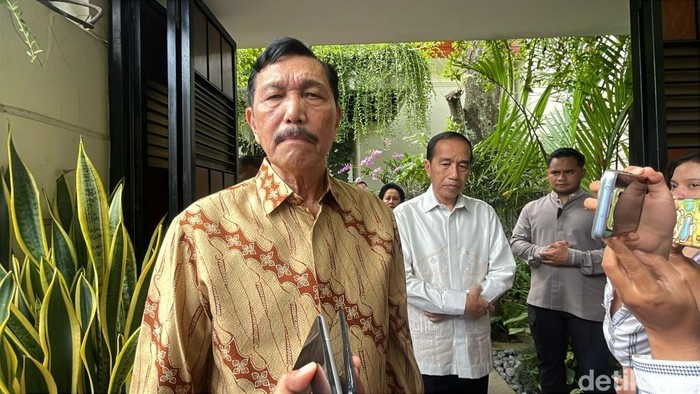 Ketua Dewan Ekonomi Nasional (DEN) Luhut Binsar Pandjaitan, usai bertemu Jokowi di Sumber, Solo, Senin (31/3/2025).