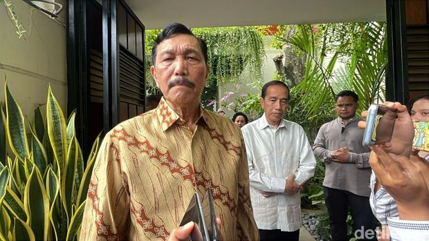 Ketua Dewan Ekonomi Nasional (DEN) Luhut Binsar Pandjaitan, usai bertemu Jokowi di Sumber, Solo, Senin (31/3/2025).