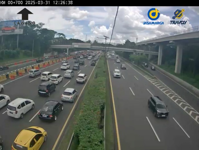 Kondisi lalu lintas di Tol Dalam Kota Km 00+700 pada hari pertama Hari Idul Fitri 1446 Hijriah, Senin (31/3) (CCTV Kemen-PU)