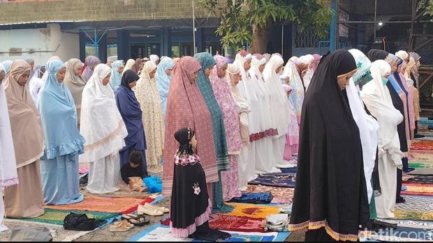 Korban lumpur Sidoarjo salat Id di bawah tanggul
