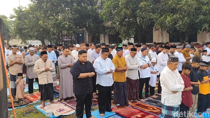 Korban lumpur Sidoarjo salat Id di bawah tanggul
