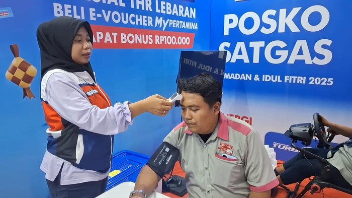 Petugas layanan kesehatan gratis Pertamina Patraniaga melakukan pemeriksaan kesehatan kepada pemudik.