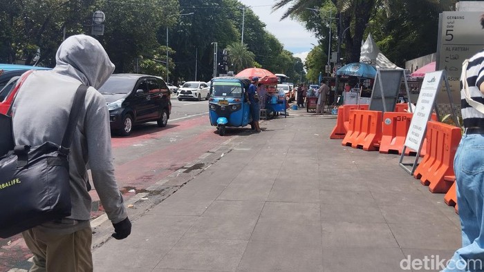 Lebaran merupakan momen kumpul bersama keluarga. Namun, sejumlah orang memilih untuk tetap bekerja di momen Lebaran. (MI Fawdi/detikcom)