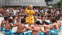 Seniman menampilkan pentas Tari Kecak di Daya Tarik Wisata (DTW) Ulun Danu Beratan, Tabanan, Bali, Senin (31/3/2025).