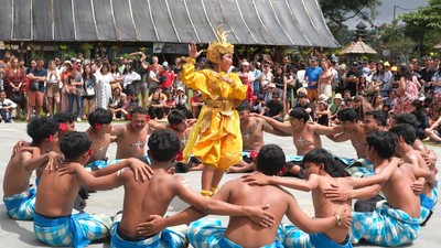 Pentas Tari Kecak Hibur Pengunjung Ulun Danu Beratan Bali