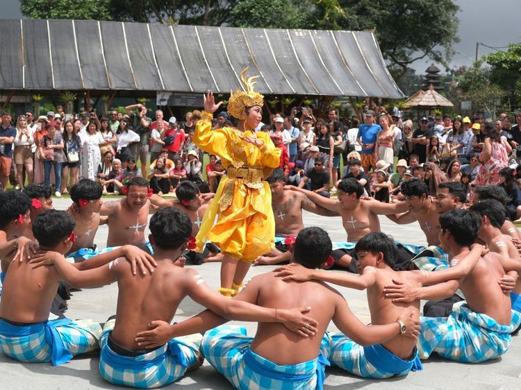 Pentas Tari Kecak Hibur Pengunjung Ulun Danu Beratan Bali