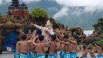 Pentas Tari Kecak Hibur Pengunjung Ulun Danu Beratan Bali
