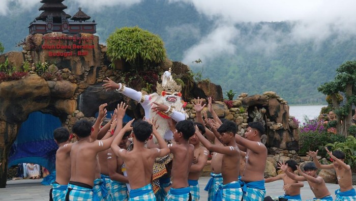 Wisatawan berkeliling area saat berkunjung di Daya Tarik Wisata (DTW) Ulun Danu Beratan, Tabanan, Bali, Senin (31/3/2025). Pengelola objek wisata mencatat jumlah kunjungan wisatawan nusantara pada liburan Idul Fitri 1446 Hijriah mengalami peningkatan mencapai 2.000 orang dibandingkan pada masa bulan puasa di angka 200 orang, jumlah kunjungan itu diprediksi akan terus meningkat hingga Minggu (6/4) mendatang. ANTARA FOTO/Nyoman Hendra Wibowo/foc.