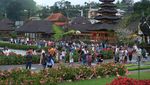Pentas Tari Kecak Hibur Pengunjung Ulun Danu Beratan Bali