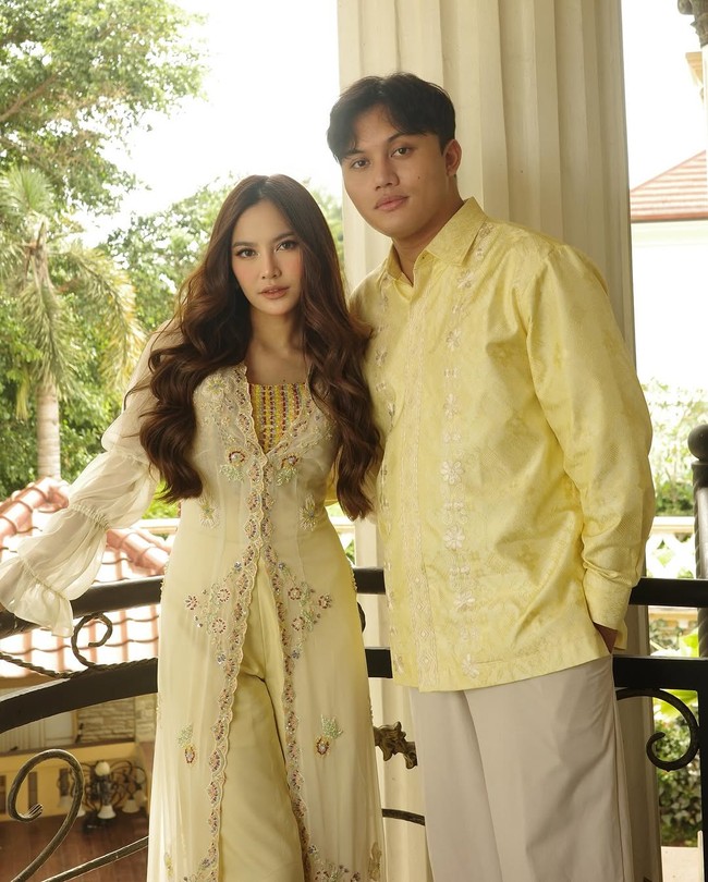Pelantun ‘Mati-Matian’ ini tampil serba kuning bersama suaminya, Rizky Febian dan putri mereka Zairee Selina Quinlyn Kareema Febian yang baru lahir pada Februari 2025. Foto: Dok. Instagram Mahalini