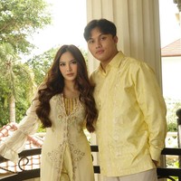 Pelantun ‘Mati-Matian’ ini tampil serba kuning bersama suaminya, Rizky Febian dan putri mereka Zairee Selina Quinlyn Kareema Febian yang baru lahir pada Februari 2025. Foto: Dok. Instagram Mahalini