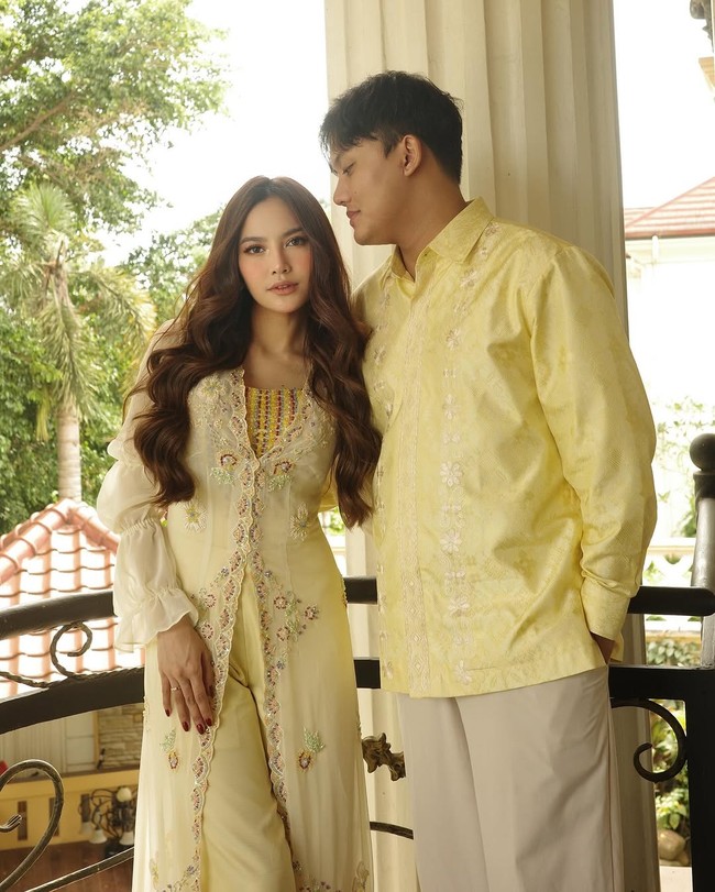 Mahalini menjalani Lebaran pertamanya sebagai muslimah setelah resmi menikah dengan Rizky Febian pada 10 Mei 2024. Sebelumnya menganut agama Hindu, Mahalini memutuskan untuk mengikuti keyakinan anak dari penyanyi Sule itu. Foto: Dok. Instagram Mahalini