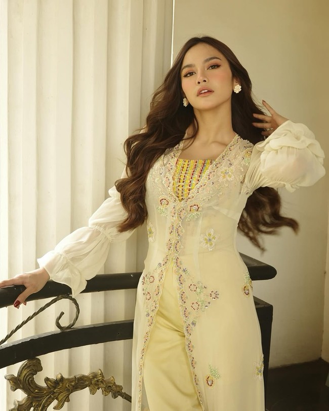 Mahalini Raharja menjalani Lebaran pertamanya setelah menjadi mualaf dengan tampil serba kuning. Foto: Dok. Instagram Mahalini