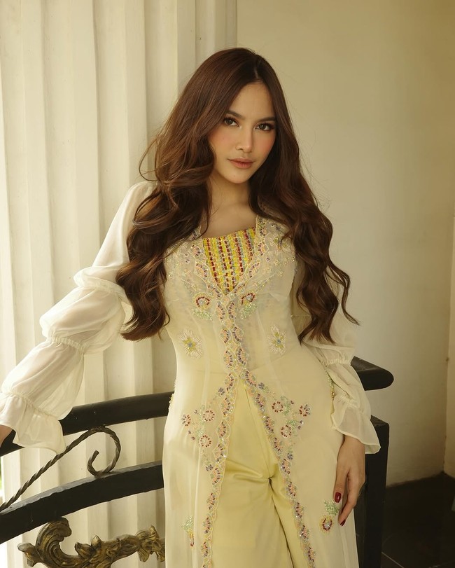 Mahalni mengenakan busana rancangan desainer Asky Febrianti yang terdiri dari celana dan outer kuning. Foto: Dok. Instagram Mahalini