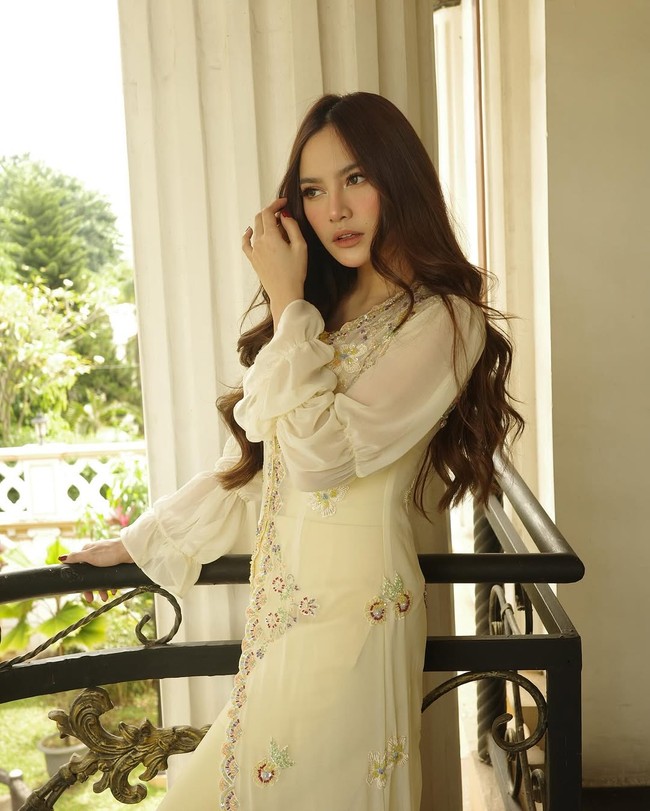 Dalam unggahan di Instagram Story, Mahalini menyampaikan ucapan terimakasihnya pada Asky Febrianti, desainer baju Lebarannya. “Maaci Kak Asky mau direpoting bikin baju Lebaran menguning ini,” tulisnya. Foto: Dok. Instagram Mahalini