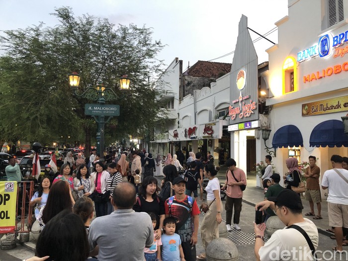Suasana kawasan Malioboro, Jogja, sore ini Senin (31/3/2025).